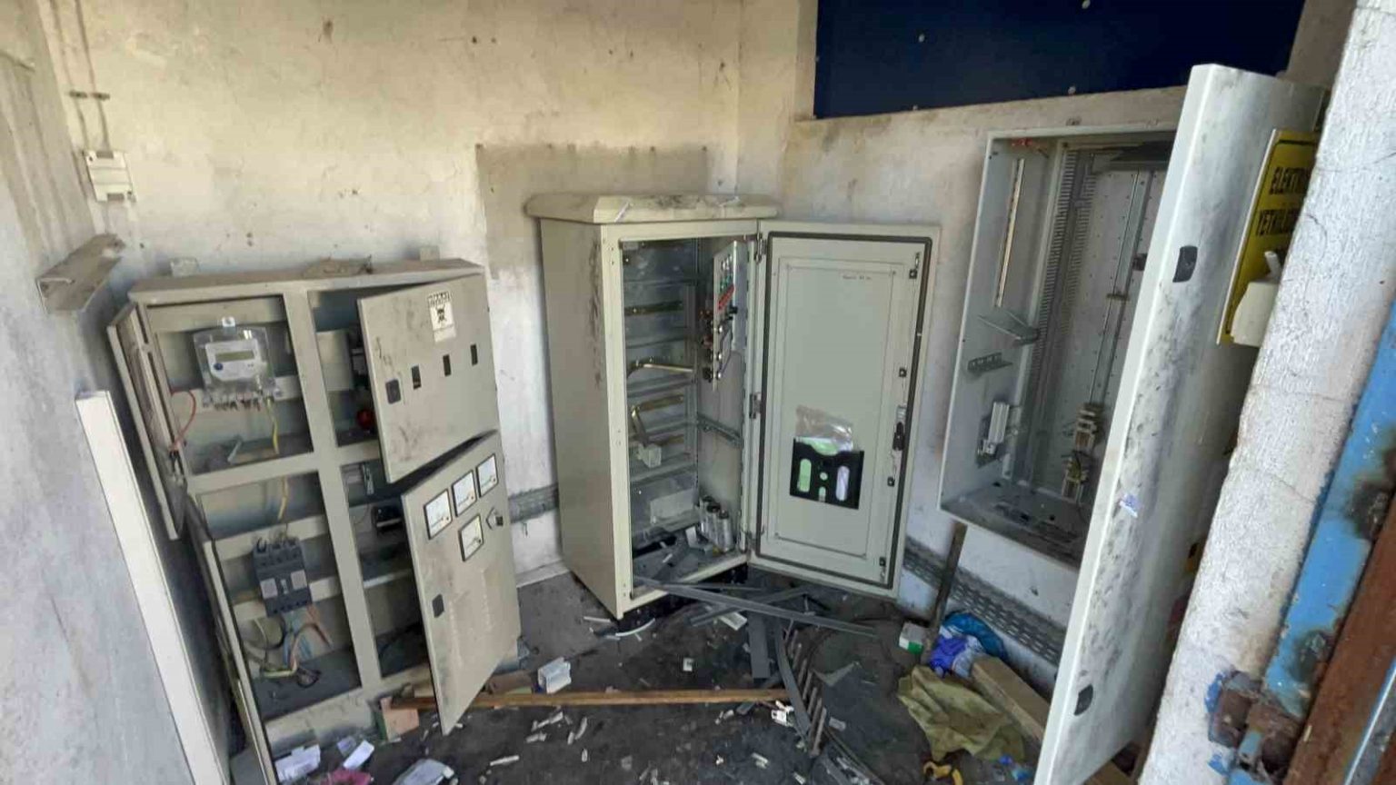 eskinin-tesisine-girip-kapiyi-delen-hirsizlar-ne-buldularsa-caldilar