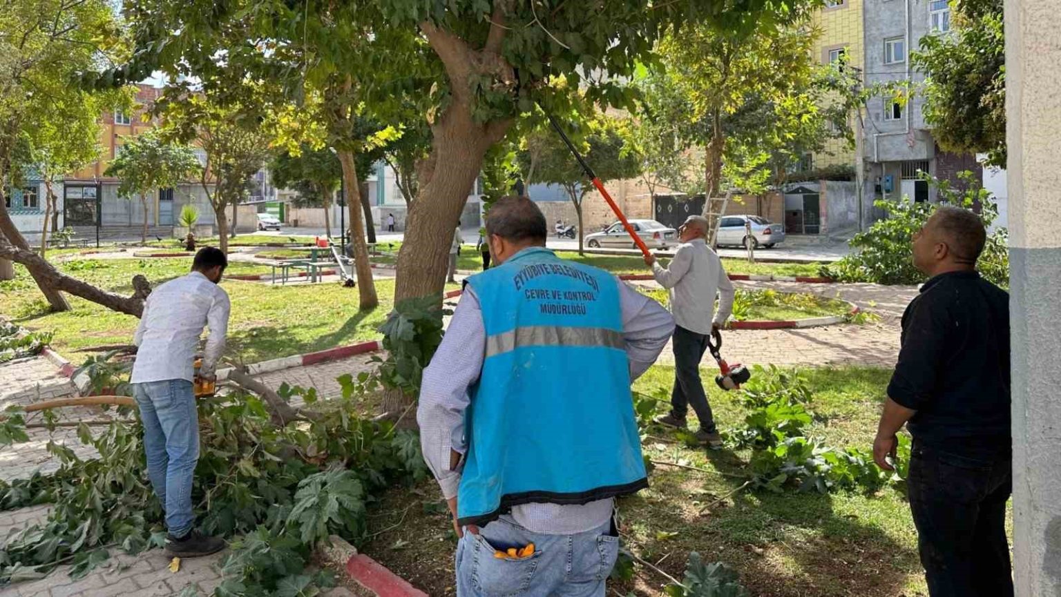 eyyubiyedeki-parklarda-bakim-ve-yenileme-calismasi