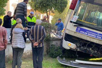 freni-tutmayan-minibus-evin-bahcesine-daldi-facia-teget-gecti