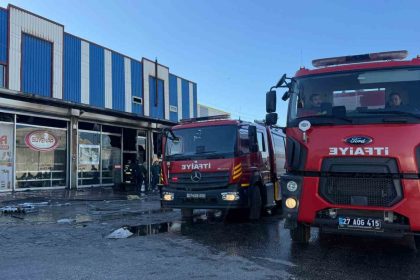 gaziantepte-hirdavat-malzemeleri-satan-is-yerinde-yangin