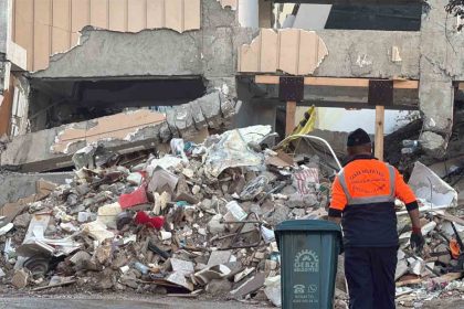 gebzede-4-kisiye-mezar-olan-binada-calismalar-sabahin-ilk-isiklariyla-basladi