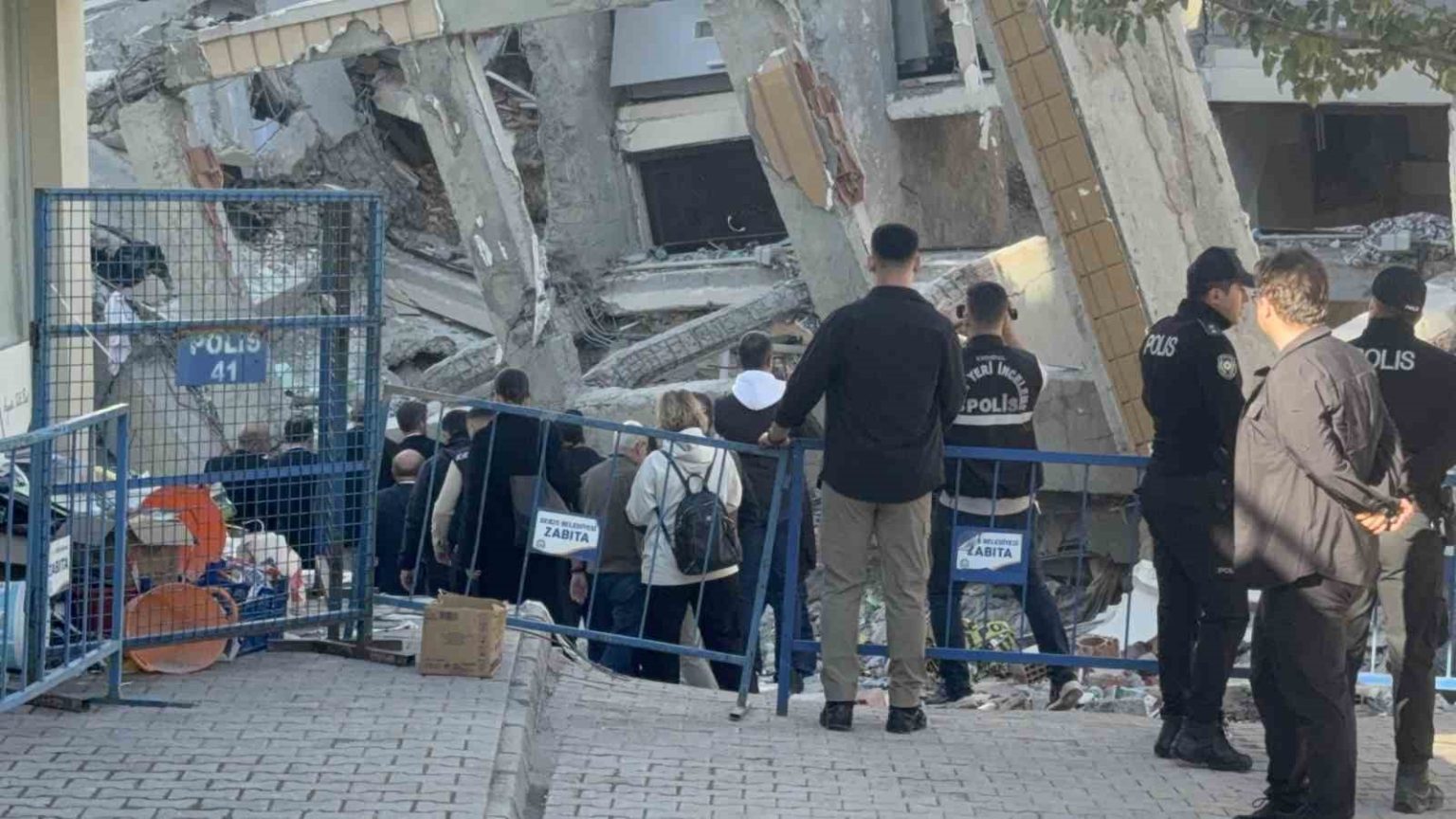 gebzede-coken-binanin-enkazinda-inceleme-yapiliyor