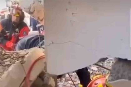 gebzedeki-enkazin-altindan-umudun-cigligi-boyle-yukseldi