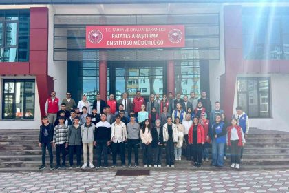 gencler-gonullu-hasat-projesi-kapsaminda-patates-hasadi-yapti