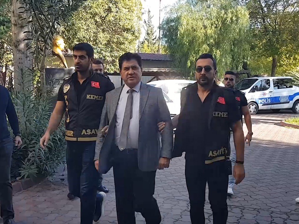 gozaltina-alinan-eski-kemer-belediye-baskani-gul-tutuklandi