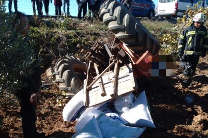 gubre-tasiyan-traktor-devrildi-surucu-altinda-kaldi