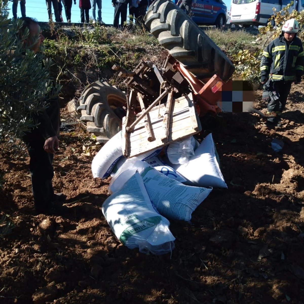 gubre-tasiyan-traktor-devrildi-surucu-altinda-kaldi