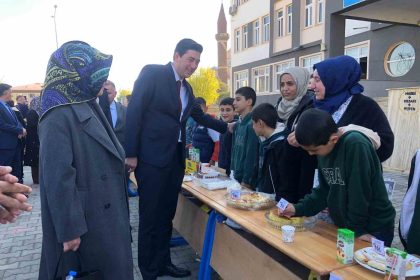 igdirda-gazzeye-destek-icin-bir-okul-bir-umut-temasiyla-yardim-kampanyasi-duzenlendi
