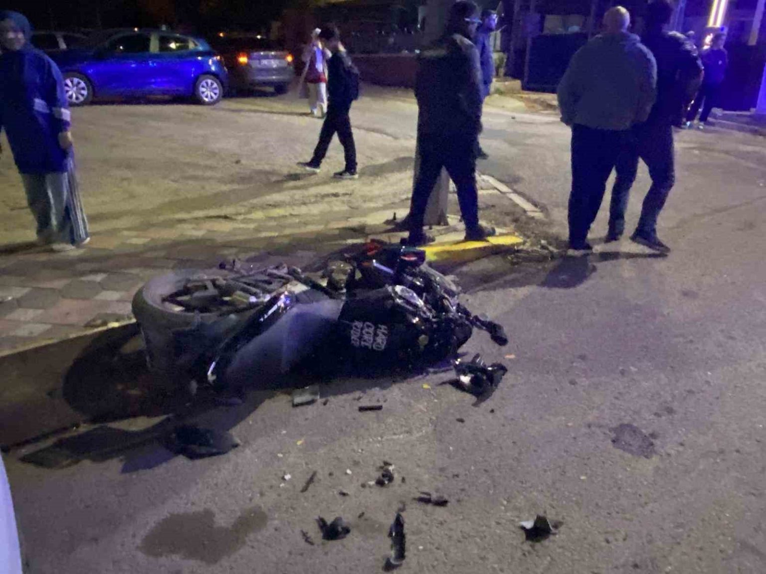 is-makinesi-ile-carpisan-motosikletli-agir-yaralandi