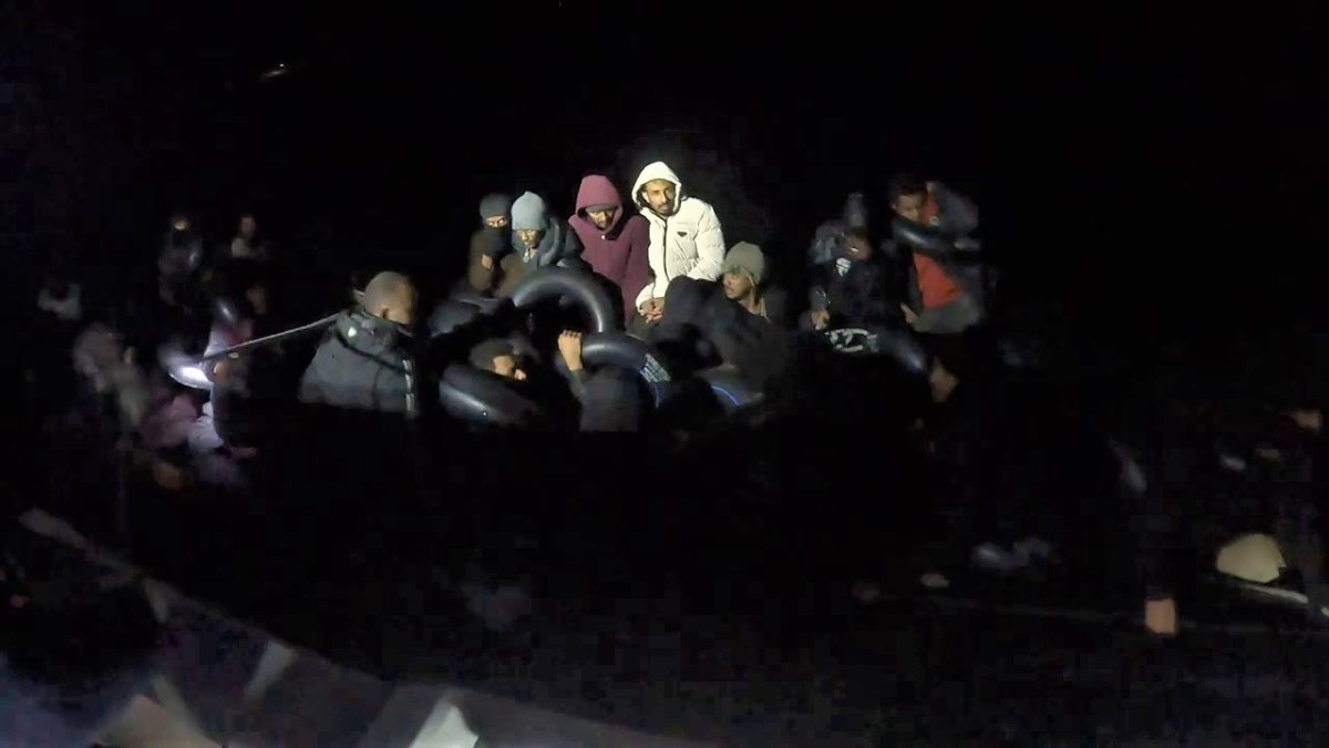 izmir-aciklarinda-43-duzensiz-gocmen-kurtarildi