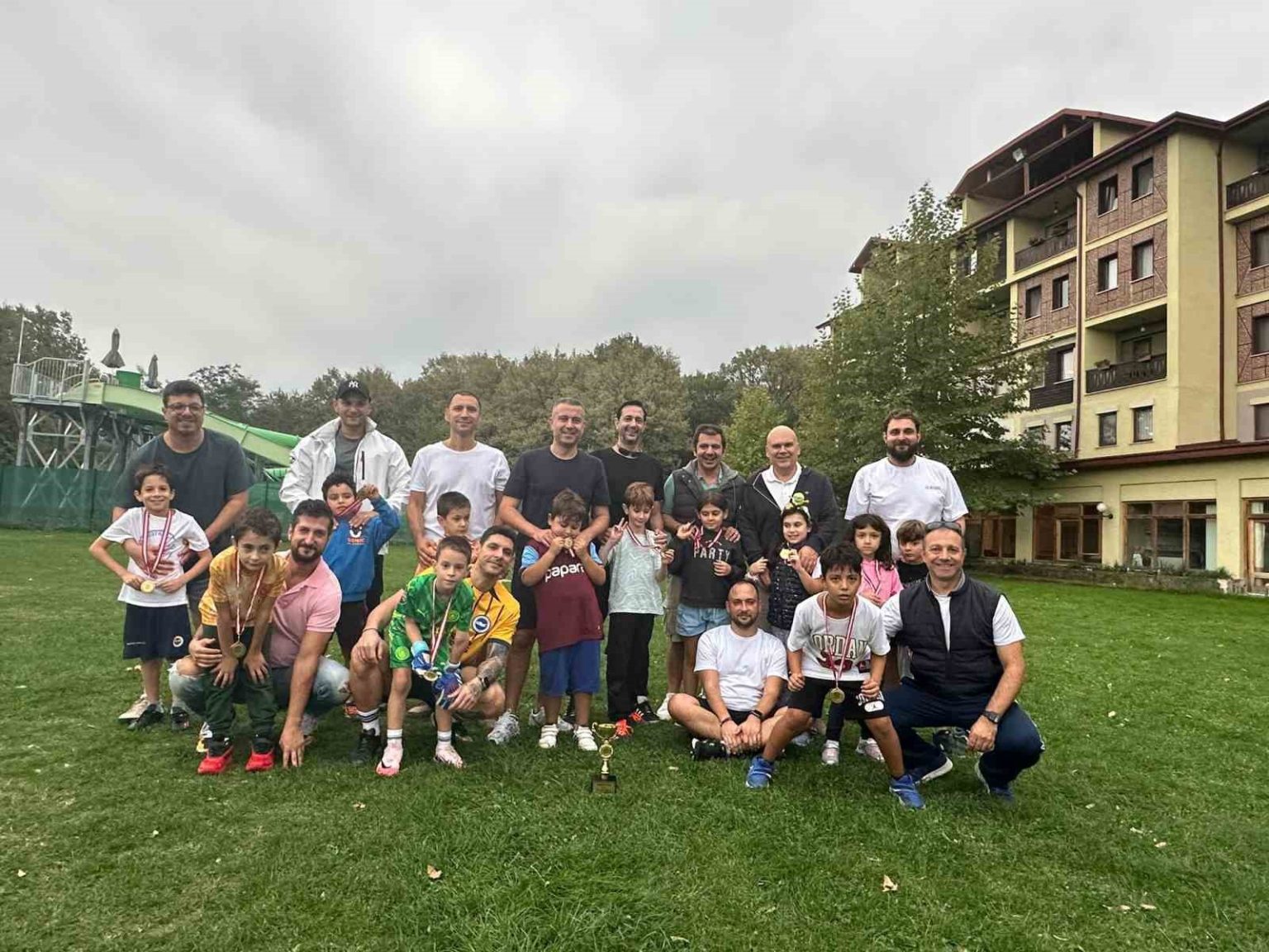 kagit-uzerinde-yoneticiyim-diyen-halit-ergulun-kizi-ceyda-hacibekiroglu-velilere-facia-oteline-pazarlama-etkinligi-duzenlemis