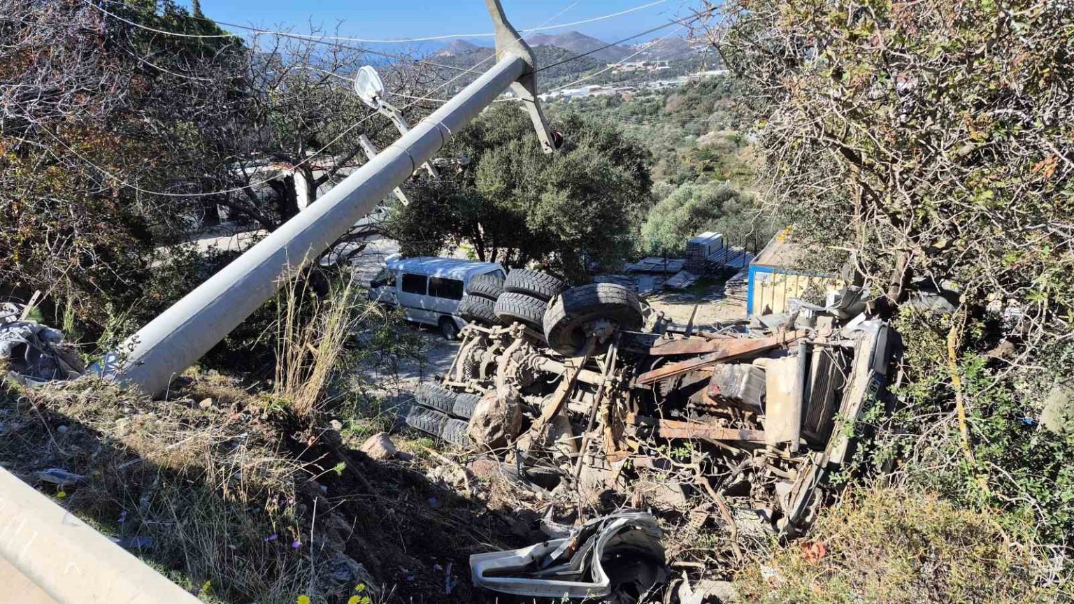 kamyon-sarampole-devrildi-surucu-mahsur-kaldi