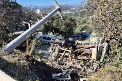 kamyon-sarampole-devrildi-surucu-mahsur-kaldi