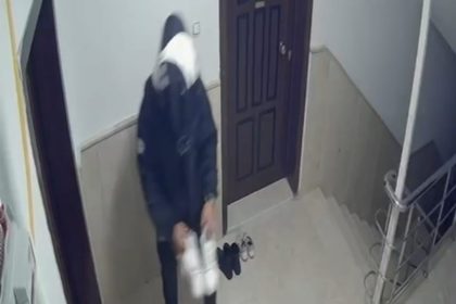 kapi-onundeki-ayakkabiyi-calan-kurye-kameraya-yansidi