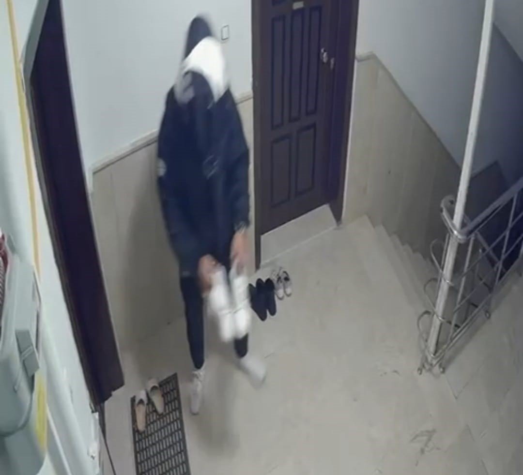 kapi-onundeki-ayakkabiyi-calan-kurye-kameraya-yansidi