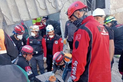kartepe-belediyesi-ekipleri-gebzedeki-arama-kurtarma-calismalarina-katildi