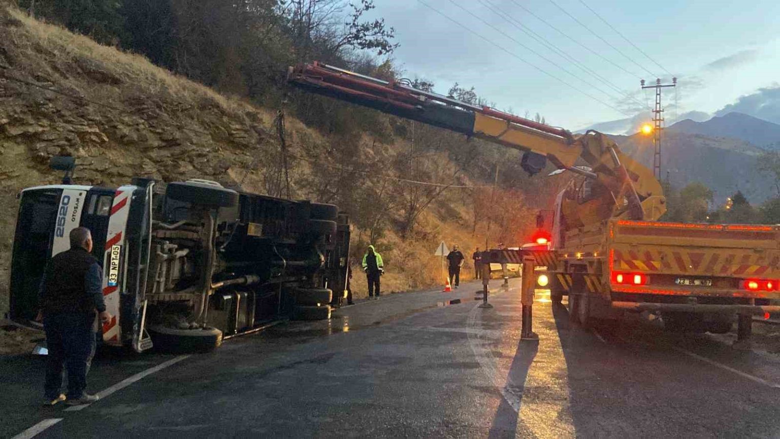 kemaliyede-canli-hayvan-tasiyan-cekici-devrildi-2-hayvanin-ayagi-kirildi