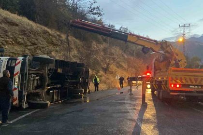 kemaliyede-canli-hayvan-tasiyan-cekici-devrildi-2-hayvanin-ayagi-kirildi