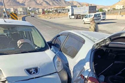 kurtalanda-iki-otomobil-carpisti-1-yarali