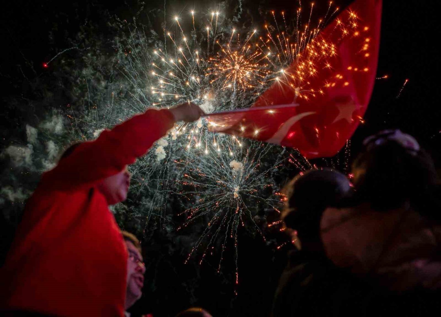 kusadasinda-cumhuriyet-coskusu-sokaklara-tasti