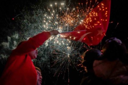 kusadasinda-cumhuriyet-coskusu-sokaklara-tasti