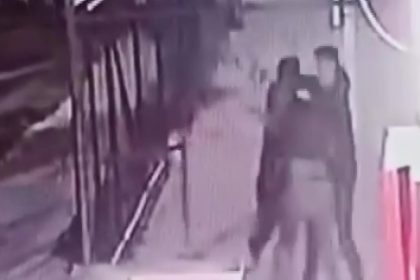 lise-ogrencilerini-dovup-bacaklarindan-bicakladilar