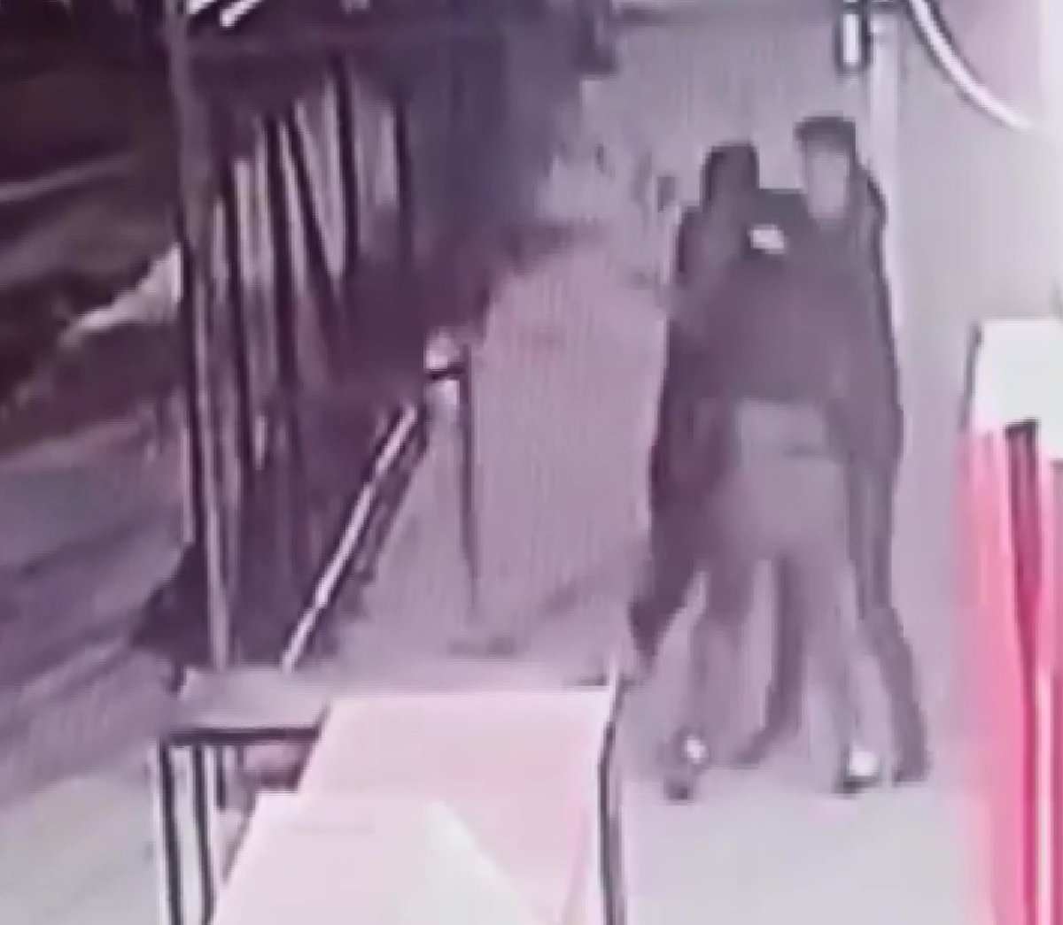 lise-ogrencilerini-dovup-bacaklarindan-bicakladilar