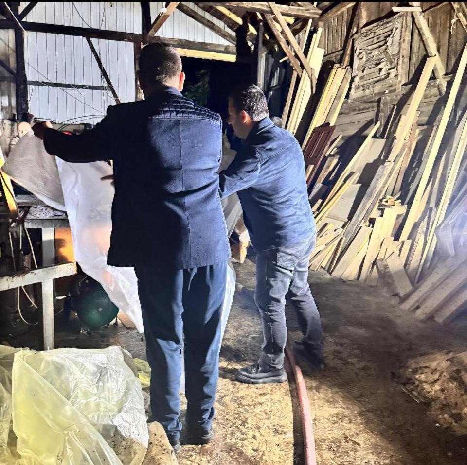 marangoz-atolyesinde-cikan-yangin-itfaiye-ekiplerince-sonduruldu