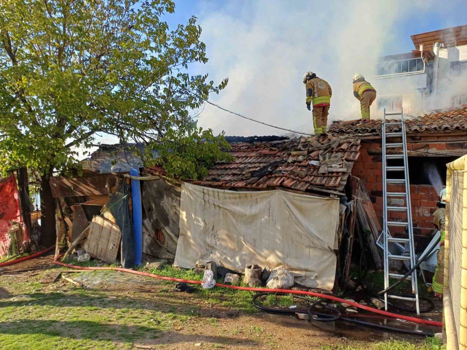 metruk-binada-cikan-yangin-korkuttu