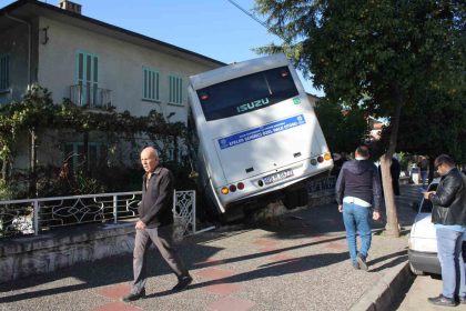 minibus-evin-bahcesine-girdi