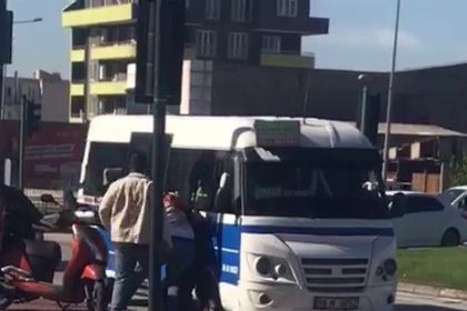 minibus-soforu-ile-motokurye-birbirine-girdi