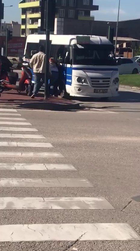 minibus-soforu-ile-motokurye-birbirine-girdi