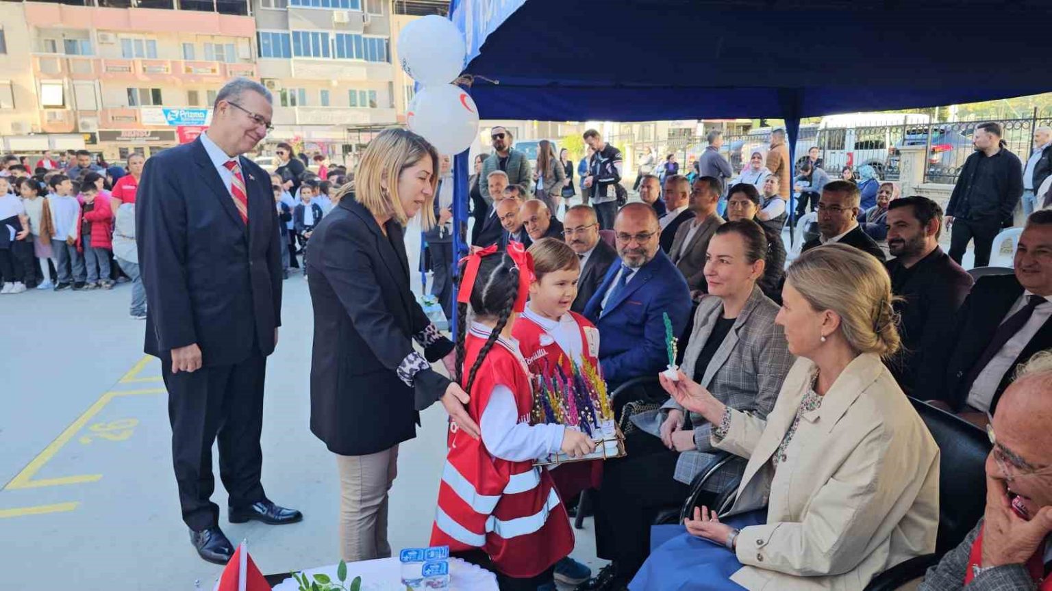 nazillide-kizilay-haftasi-renkli-goruntulerle-kutlandi