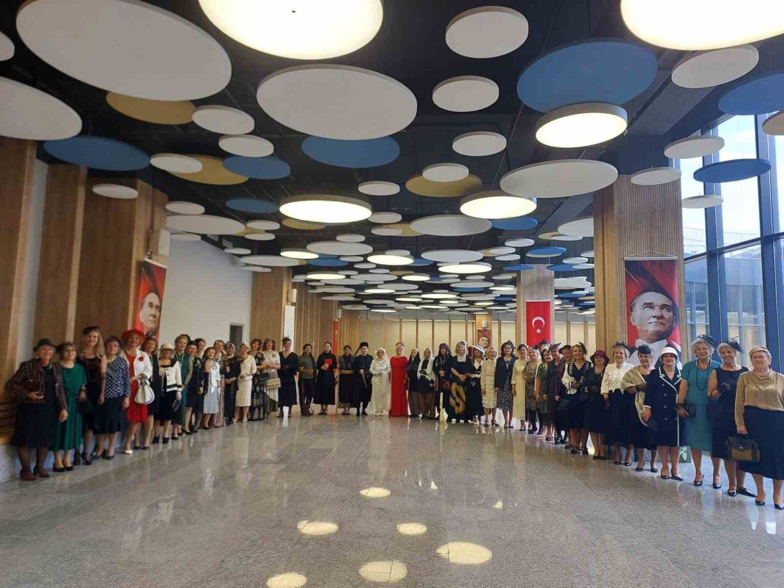 nilufer-kadin-korosundan-cumhuriyet-defilesi