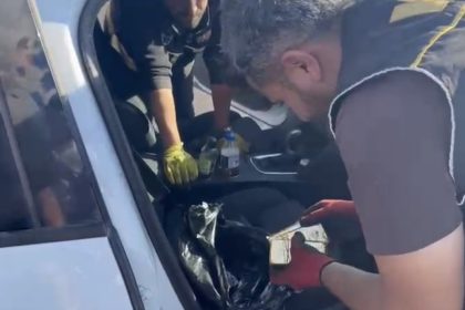 osmaniyede-aracta-ele-gecirilen-7-kilo-kacak-kulce-altina-2-gozalti