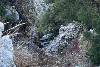 otomobil-ucuruma-yuvarlandi-surucu-hayatini-kaybetti