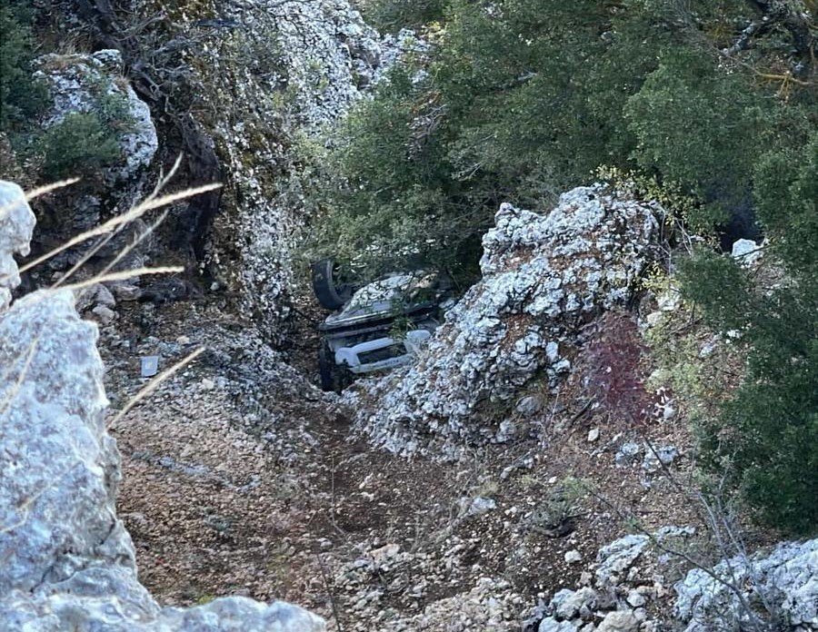 otomobil-ucuruma-yuvarlandi-surucu-hayatini-kaybetti