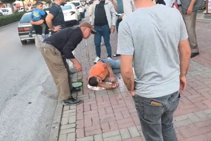 otomobile-carpan-motosiklet-surucusu-havada-takla-atip-yere-dustu