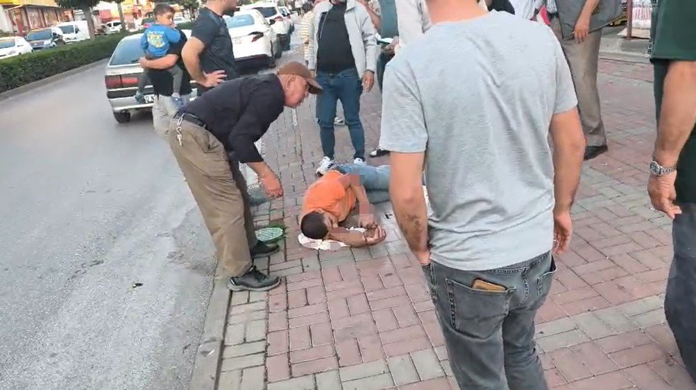 otomobile-carpan-motosiklet-surucusu-havada-takla-atip-yere-dustu