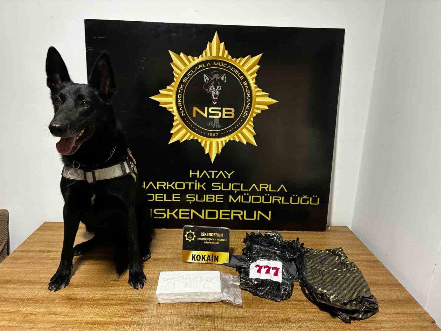 otomobilin-kaputundan-5-bucuk-milyon-tllik-uyusturucu-cikti