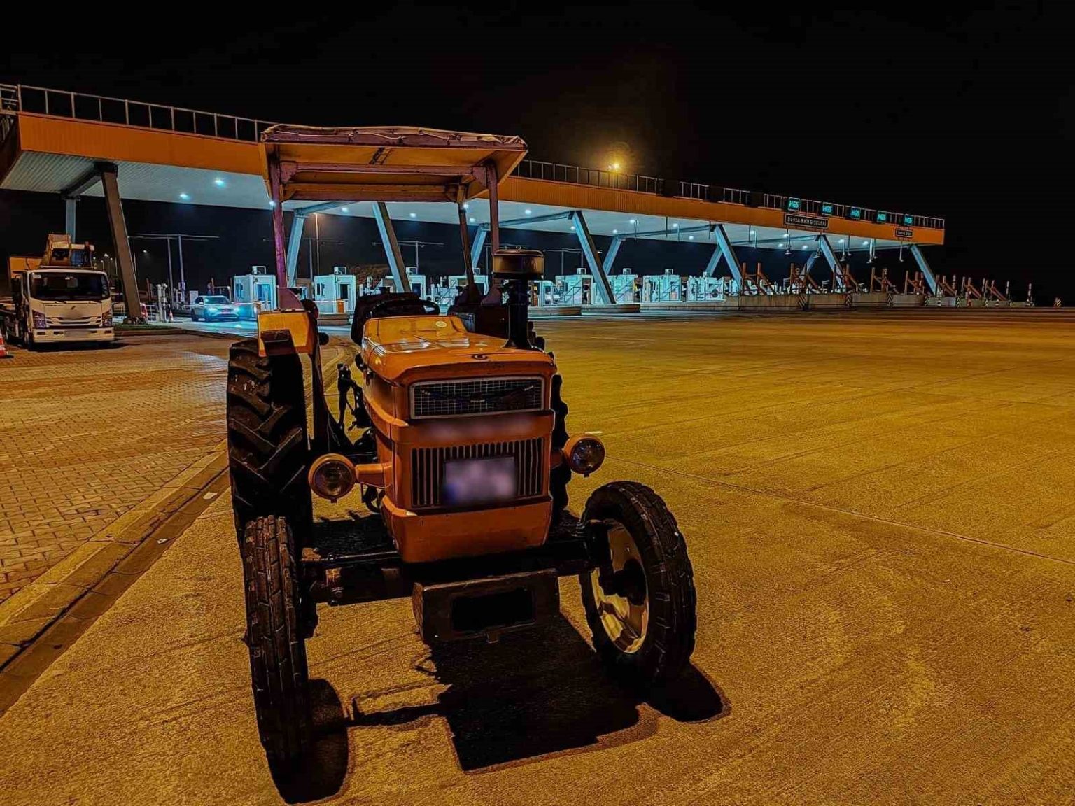 otoyolda-traktorle-seyir-halindeki-surucuye-ceza