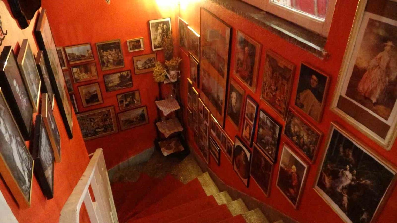 paristen-bursaya-uzanan-antika-hikayesi-kolilerde-bekleyen-esyalarla-muze-gibi-kafe-kurdu