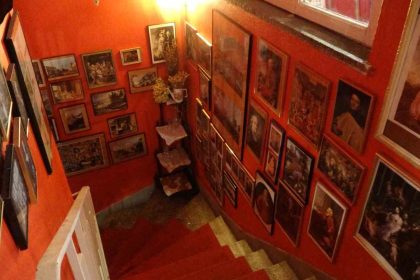 paristen-bursaya-uzanan-antika-hikayesi-kolilerde-bekleyen-esyalarla-muze-gibi-kafe-kurdu