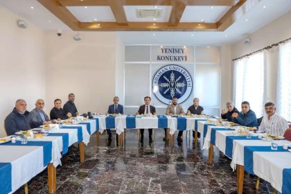 rektor-emiroglu-basinla-bir-araya-geldi