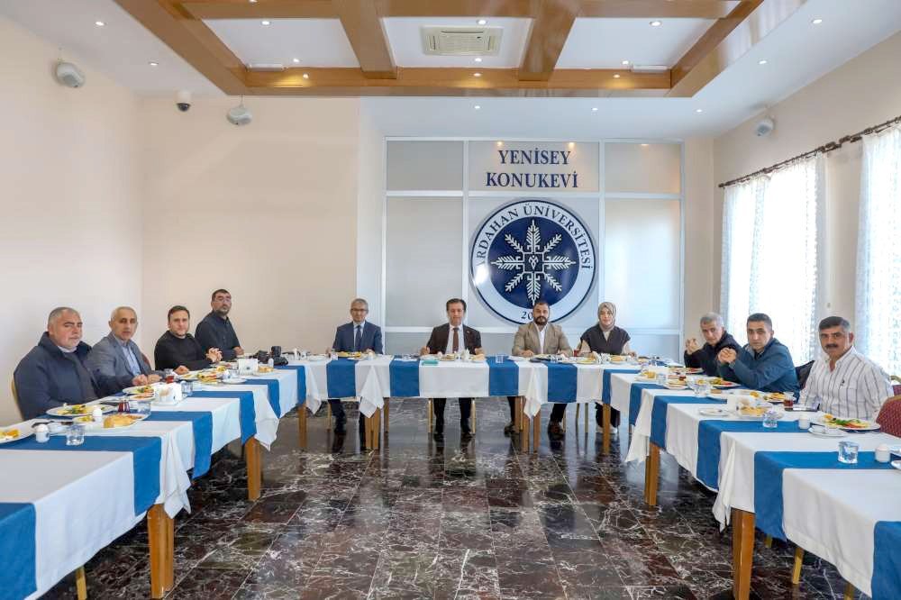 rektor-emiroglu-basinla-bir-araya-geldi