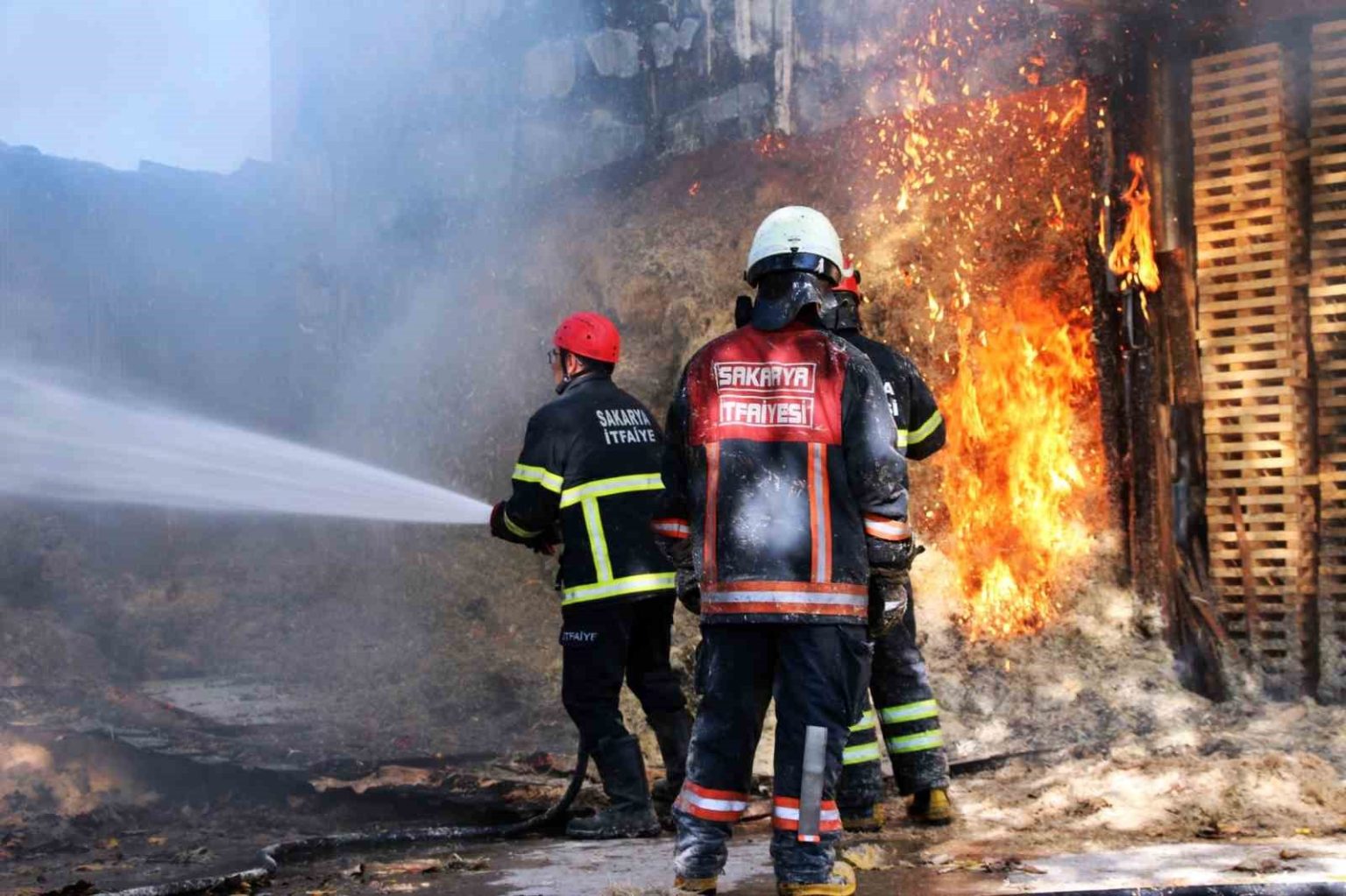 sakaryada-ahsap-atolyesinde-korkutan-yangin