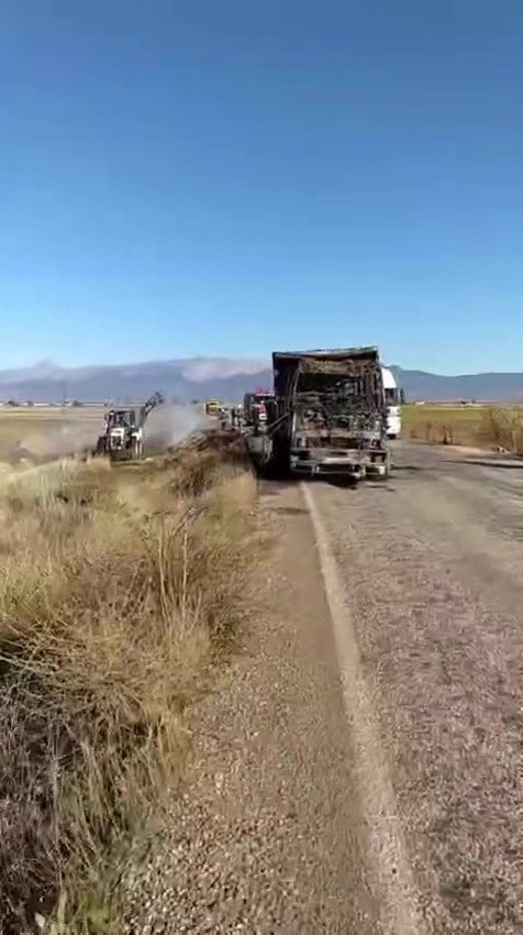 saman-yuklu-kamyon-yangin-sonrasi-kullanilamaz-hale-geldi