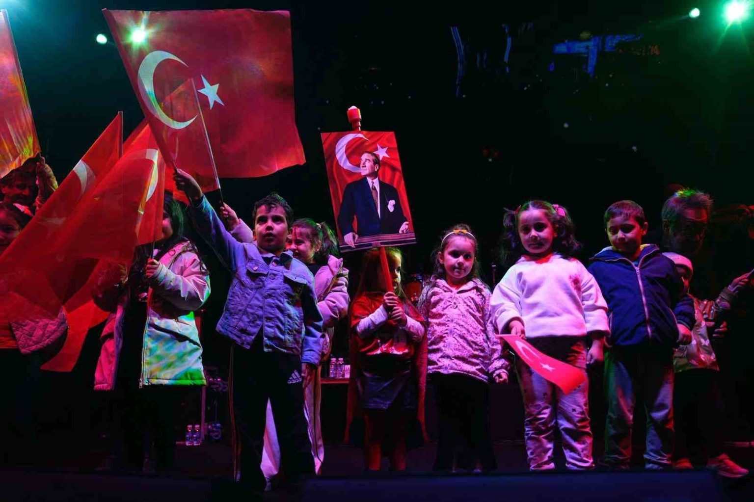 sancaktepede-cumhuriyet-coskusu-fener-alayi-ve-feridun-duzagac-konseriyle-zirveye-ulasti