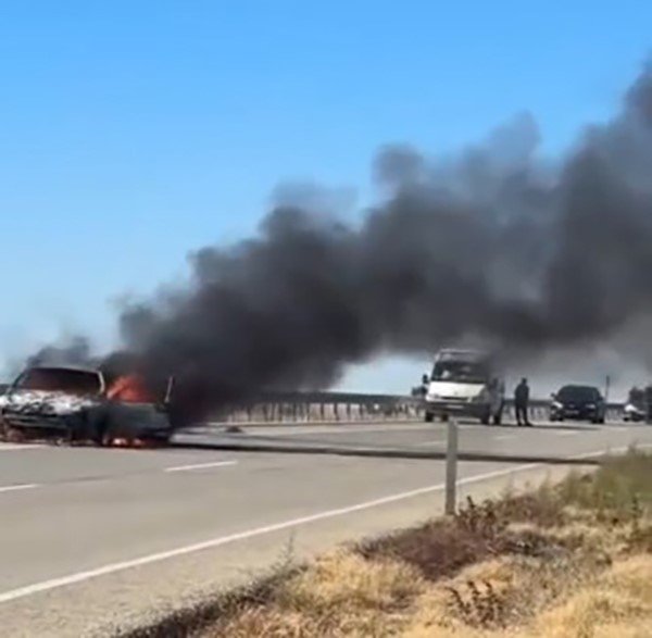 seyir-halindeykeki-otomobil-alev-alev-yandi