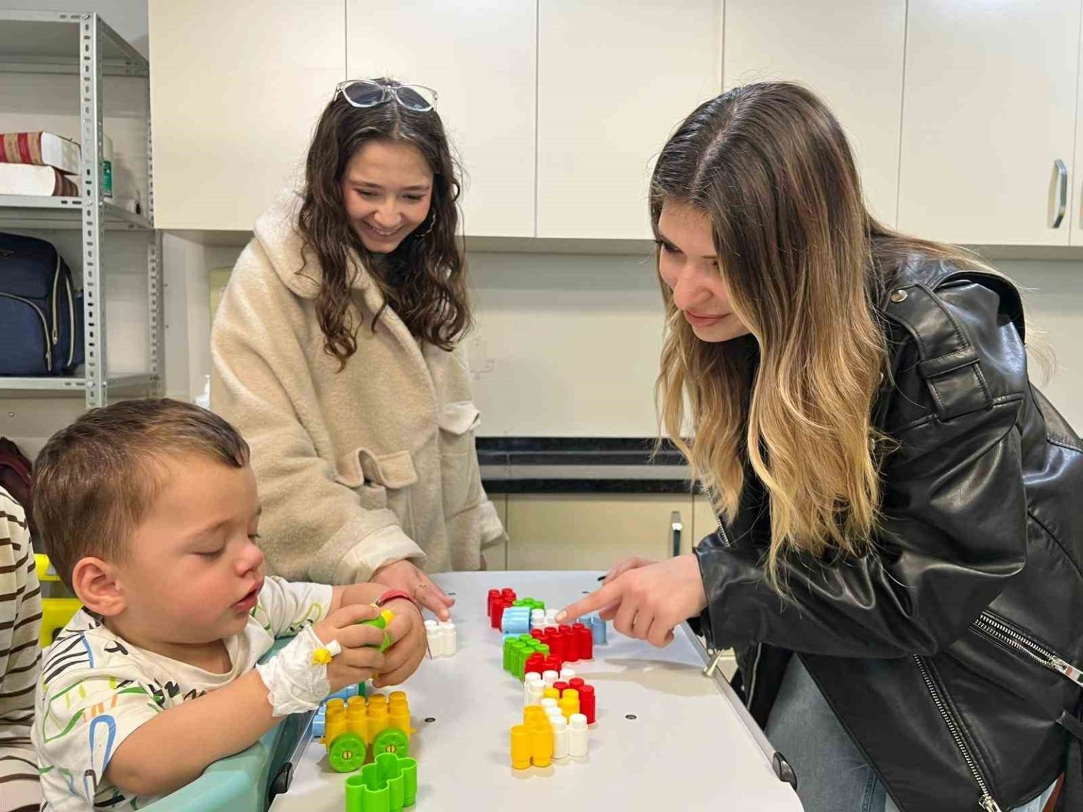 sifa-oyuncaklari-ve-oyun-ablam-projeleriyle-minik-kalplere-dokundular